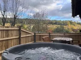 Countryside 3 Bedroom Log Cabin With Private Hot Tub - Ash