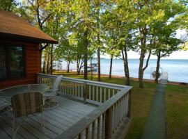 Dog Friendly Leech Lake Home w Perfect Beach Garage Boat Lift，位于Walker的酒店