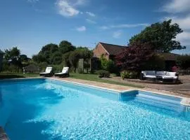 Rural cottage with swimming pool!