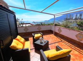 萨勒诺套房尊贵公寓，位于萨莱诺的酒店