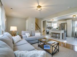 Sunny Family Home, 3 Mi to High Point Market!，位于海波因特的酒店