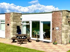 SEAVIEW self-catering coastal bungalow in rural West Wight，位于淡水的自助式住宿