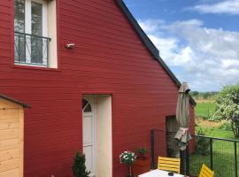 Gîte LA Maison LA，位于Saint-Aubin-dʼAubigné的酒店