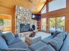 Bright Minong Vacation Rental on Little Sand Lake!，位于Minong的酒店