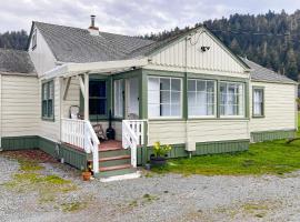 Redwood Farmhouse in the Orick Valley，位于Orick的酒店