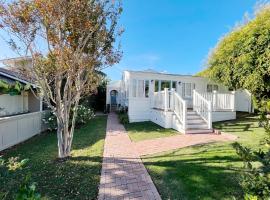 Luxury Laguna Beach Cottage, steps from the sand!，位于拉古纳海滩的酒店