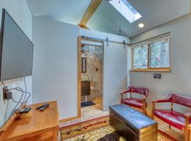 Little Bear Cabin，位于伍德兰帕克的酒店