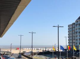 Luxueus nieuw zonnig hoekappartement SEAVIEW Heldenplein - 2 ruime garagebox - 2 fietsen，位于克诺克－海斯特的度假村