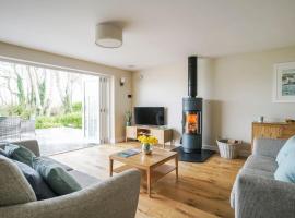Luxury retreat with hot tub & wood burner - Mylor，位于法尔茅斯的酒店