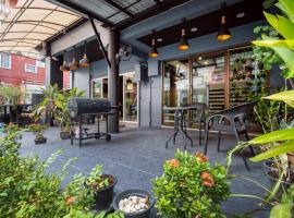 Black Pantera Hostel，位于芭东海滩的酒店