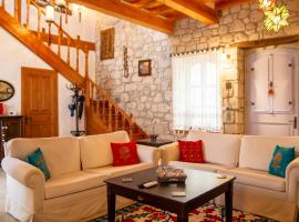 Marvelous Stonehouse With Backyard and Fireplace in Alacati Cesme，位于阿拉恰特的酒店