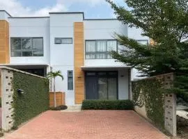 Modern 2 bedroom Townhouse in Accra