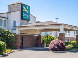 Quality Inn & Suites Longview Kelso，位于长景市的带停车场的酒店