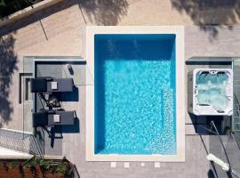 Villa LULU with heated pool, sauna & hot tub，位于拉宾的酒店