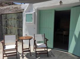 Apanemo Beach House Agios Nikolaos Kimolos，位于基莫洛斯岛的海滩短租房
