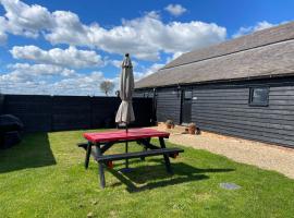 The Cow Shed 2-Bed Apartment in Bradwell on Sea，位于Bradwell on Sea的低价酒店