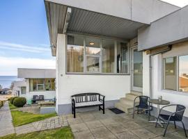 2 Bedroom Nice Apartment In Allinge，位于阿灵厄的酒店