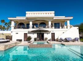 Luxury Estate in Prime Location w Panoramic views of Lake Havasu，位于哈瓦苏湖城的酒店