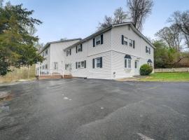 Spacious Triangle Townhome - Near Hiking and Golf!，位于特赖安格尔的酒店