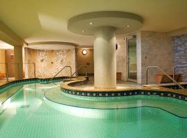 班夫驯鹿住宿温泉酒店，位于班夫的酒店