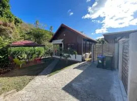 Bungalow Gaspardo , 2 chambres climatisées , à 2 mins à pied de la plage , wifi , jardin clos, parking ,sans vis-à-vis au Carbet