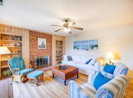 Kitty Hawk Vacation Rental 1 Mi to Beaches!，位于奇蒂豪克的酒店