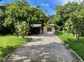 Cozy holiday Home near all things Tampa Bay!，位于Seffner的酒店