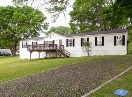 Lakefront Many Vacation Home w/ Deck & Views，位于Many的酒店