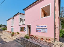 Rooms with a parking space Veli Losinj, Losinj - 21045，位于大洛希尼的酒店