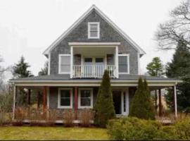 Home in Oak Bluffs，位于奥克布拉夫斯的度假屋