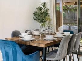 Delightful Home w Fireplace Patio Fire Pit，位于罗斯维尔的酒店