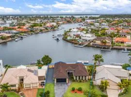 Tranquil Canal Front Holiday House