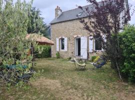 Jolie maison en pierre avec parking privé，位于卡纳克的酒店