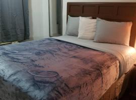 Hotel King Bed Hotel Room 113 Wi-Fi Hot Tub Booking，位于斯蒂尔沃特的公寓