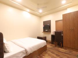 Hotel The Ashiyana inn bangla bazar，位于勒克瑙Chaudhary Charan Singh International Airport - LKO附近的酒店