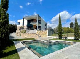 VILLA CALIFORNIENNE with Spa, cinema, jacuzzi & pool in Mougins，位于穆然的酒店