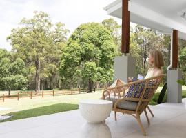 Family Getaway Poolside Fun & Wildlife Spotting，位于Burbank的酒店