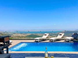 Galilee Hills - Resort & Suites，位于Maghār的带停车场的酒店