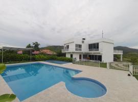 QUINTA RANCHO SANTIAGO CAMPESTRE capacidad 50 huéspedes，位于Yaguará的酒店
