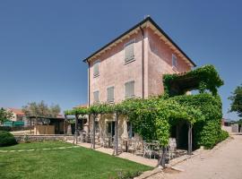 Winery Cuj Bed & Breakfast，位于Vilanija的带按摩浴缸的酒店