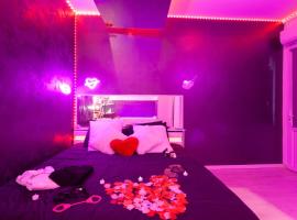 love room avec balnéo，位于土伦的无障碍酒店