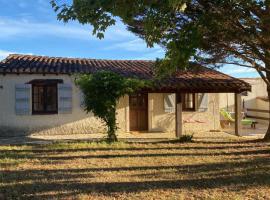 Gîte with great views，位于Bazian的酒店