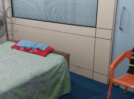 Kompass Homestay - Affordable AC Room With Shared Bathroom in Naya Paltan Free WIFI，位于达卡的酒店