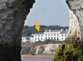 Broadstairs Beach holiday apartments - direct accessibility to Kingsgate Bay - with a parking space，位于布罗德斯泰的酒店
