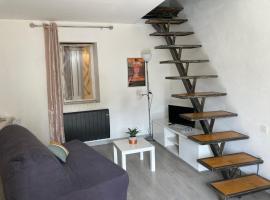 Maison Kyprea: charmant appartement /duplex , spacieux, tout confort avec terrasse extérieure privée, parking privatif , vue pittoresque sur la citadelle de Corté et les montagnes.，位于科尔特的低价酒店