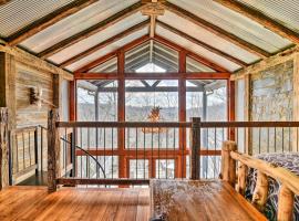 Lakefront Lewisburg Vacation Rental with Deck!，位于Lewisburg的酒店