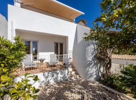 CoolHouses Algarve Luz, 3 Bed townhouse, lovely sea views, village centre, Casa Limoeiro 54LBC，位于卢斯的酒店