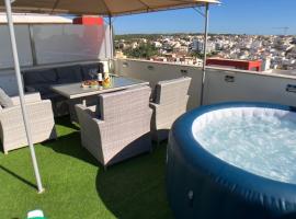Apartment Beta - 2 Bedrooms, Private Rooftop Patio with Hot Tub, BBQ and View，位于费拉古多的度假短租房