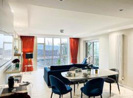 Modern Luxurious Apartment w/ Patio Balcony & View，位于Jordanstown的公寓