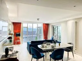 Modern Luxurious Apartment w/ Patio Balcony & View